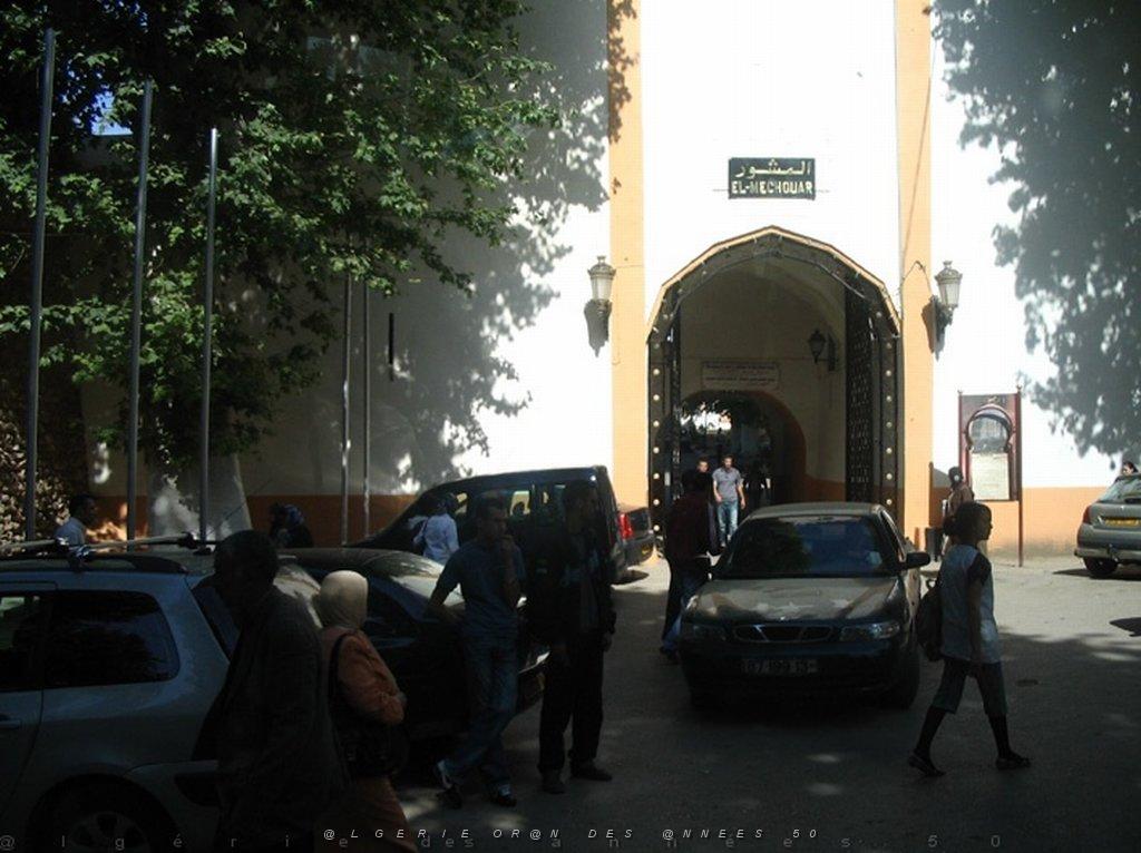 ORAN MAI 2008 2949 ancienne caserne Tlemcen.jpg